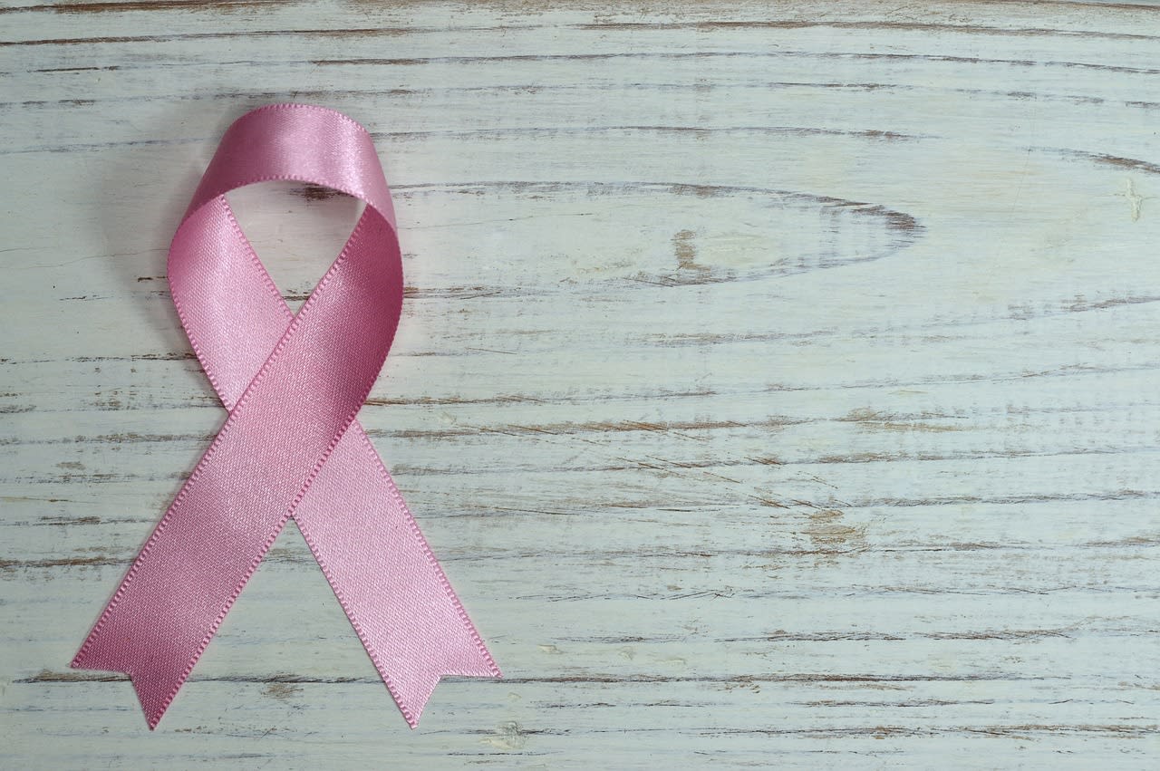 What are the benefits of art therapy for children with cancer?